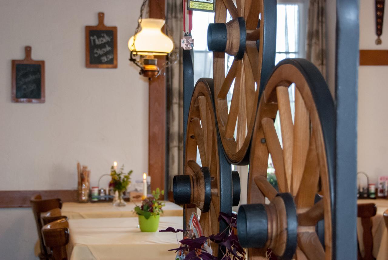 Speiserestaurant Traube Kuttigen Eksteriør bilde